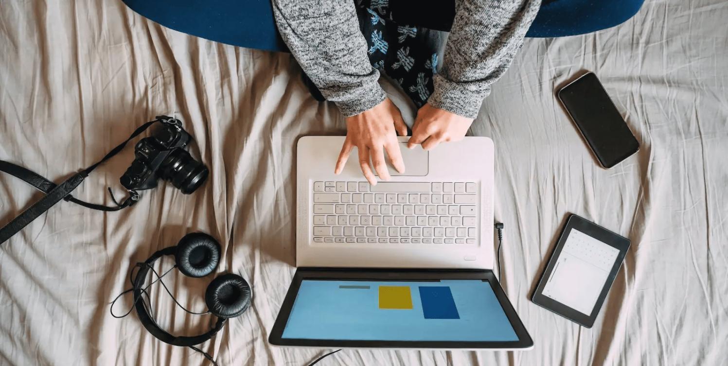 Espace de travail collaboratif avec équipe Altherisara travaillant sur des projets SEO technique